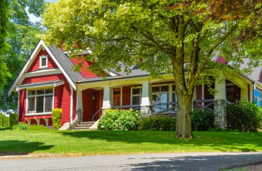 Mükemmel bir mahalle. Kanada 'daki British Columbia' da büyük bir çiftçi evi. Önünde yol olan kocaman bir aile evi.