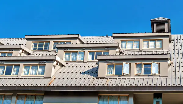 İskan mansard çatısı olan binanın en üst katı. Tatil köyünün tavan arası