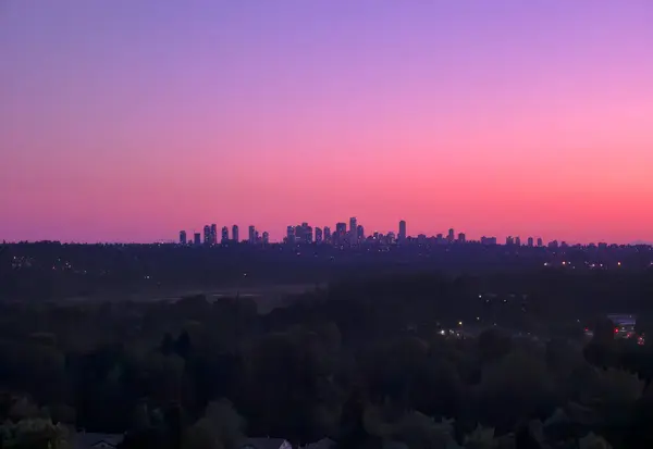 紫丁香日落天空背景下的城市景观 — 图库照片