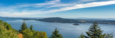 Vancouver Adası 'ndan Mountain Baker ile panoramik manzara. Mavi gökyüzü arka planında Pasifik Okyanus Koyu 'nun genel görünümü.