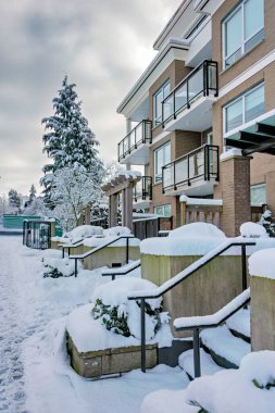 Vancouver, Kanada 'da kış mevsiminde kar altında düşük katlı konut.