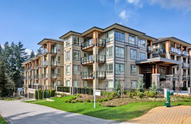 British Columbia, Kanada güneşli bir günde yeni apartman.