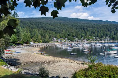 Deep Cove körfezi bölgesi ve deniz yatı..
