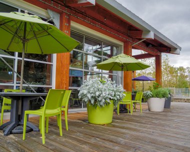 British Columbia 'da sonbahar sezonunda bir verandanın altındaki sokak kafesi..