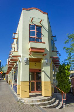 Nanaimo 'nun merkezinde küçük bir Flatiron binası, British Columbia.