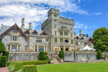 Vancouver adasındaki eski tarihi şato mavi gökyüzü arka planında.