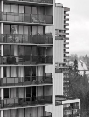 Sisli bir kış sabahı şehirde yüksek binalar. Vancouver, Kanada.