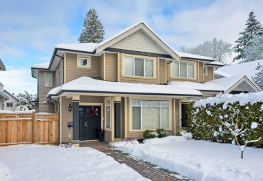 Mükemmel bir mahalle. Kış mevsiminde güzel bir ev girişi. British Columbia, Kanada 'da bir evin ön bahçesi karla kaplıydı.