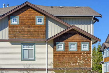 Aydınlık bir bahar gününde konutun tepesinde..