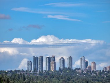 Bulutlu gökyüzü arkaplanındaki Metrotown şehir manzarasının manzara görüntüsü.