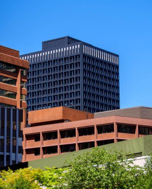 Vancouver, Kanada şehir merkezinde mavi gökyüzü arka planı üzerine modern binaların mimarisi.