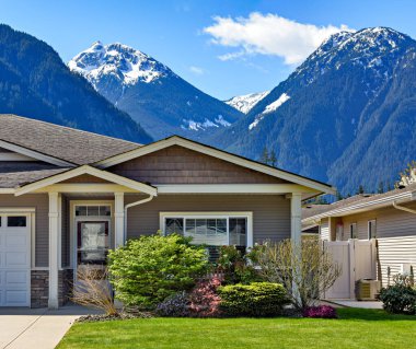 Mükemmel bir mahalle. Kar Dağı 'ndaki aile evi ve mavi gökyüzü arka planı