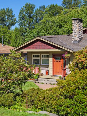 Mükemmel bir mahalle. Evin önündeki giriş kapısı merdivenleri ve asfalt yol dekoratif çiçeklerle dolu ana giriş..