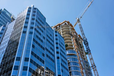 Mavi gökyüzü arka planında soyutlama altındaki tek beton bina.