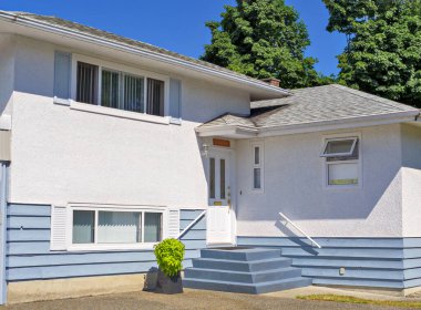 Mükemmel bir mahalle. Ev girişinin önündeki kapı merdivenleri ve dekoratif çiçek..