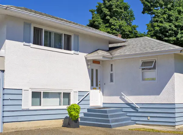 Mükemmel bir mahalle. Ev girişinin önündeki kapı merdivenleri ve dekoratif çiçek..