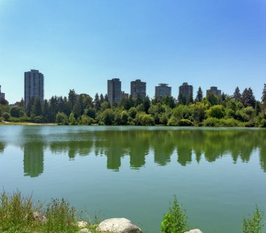 Vancouver şehir merkezindeki eski yerleşim yerlerindeki Kayıp Göl manzarası.