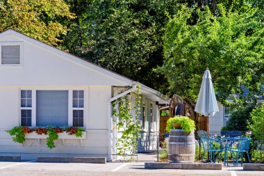 Okanagan Vadisi 'nde güneşli bir günde beyaz bir tatil köyü..