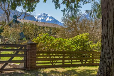 Kanada 'da karlı dağ manzaralı küçük bir kasabanın kapısı..