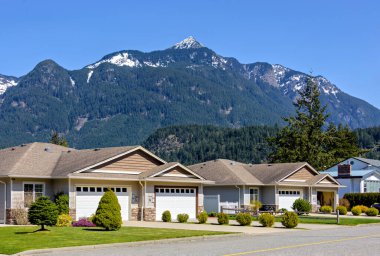 İngiliz Kolombiyası 'nda güzel doğa geçmişi olan yeni ikiz ev sokakları..