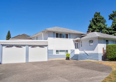 Mükemmel bir mahalle. Ev girişinin önündeki kapı merdivenleri ve dekoratif çiçek..