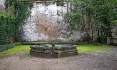Portekiz, Coimbra 'da bir parkta eski bir çeşme..