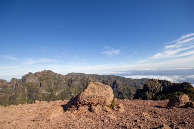 Yalnız taş Pico Ruivo, Madeira, Portekiz.