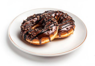 Çörekler tabakta. Beyaz arka planda kremalı ve serpiştirilmiş iki lezzetli çörek.