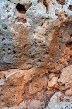 Doğal kaya duvarı, kahverengi, turuncu, gri renkler..