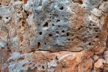 Doğal kaya duvarı, kahverengi, turuncu, gri renkler..