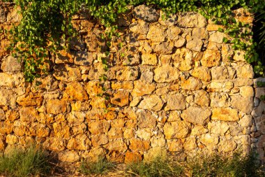 Doğal kaya duvarı, altın saatinde fotoğraflandı.