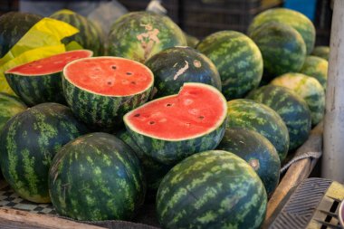 Yerel çiftçi pazarında taze yiyecek.