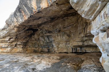 Delikli bir kaya duvarının desenleri ve dokuları