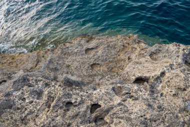 Kara ve deniz, renkli bir görüntü.