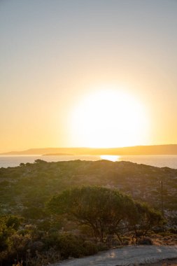 Yunanistan 'ın Girit kentinde bir akşamın güneşli manzarası