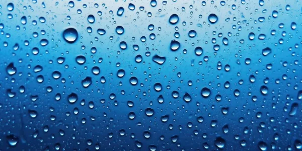 Gotas Água Superfície Fundo Azul Claro — Fotografia de Stock