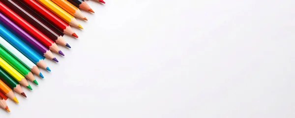 一组彩色铅笔在白色的背景上排成一行 — 图库照片