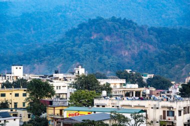 Rishikesh, Hindistan - 06 Aralık 2024: Rishikesh 'teki Triveni Ghaat' ı çevreleyen otel ve pazar alanının tepeden aşağı görüntüsü, canlı atmosferi gözler önüne seriyor.
