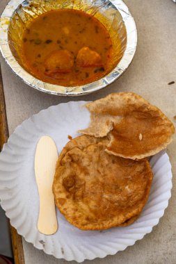 Poori ve Bhaaji 'nin yer aldığı geleneksel Hint yemeği, tahta kaşıkla servis edilir..