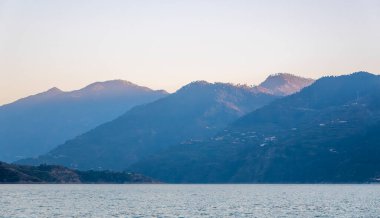 Mavi dağlar gölün üzerinde görkemli bir şekilde yükselir, mavi ışık ve güneş ışığıyla yıkanır. Bu Tahri Gölü 'nde çarpıcı bir görsel deneyim yaratıyor..