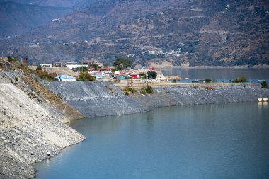 Tehri kenti gölün kıyısında yer almaktadır, rıhtımlar, bir kıyı şeridi ve sınır işaretleri mevcuttur. Bu ayar, sakinler ve ziyaretçiler için çeşitli su etkinliklerine erişim olanağı sağlar.