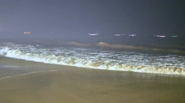 Geceleri, deniz dalgaları kıyıya çarpar ve rahatlatıcı bir ses yaratır. Sahne hem huzur verici hem de mehtaplı..