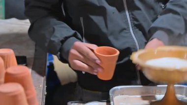 Müşterilere sıcak kulhad çayı servis edildiği için bir çay dükkanı hareketle dolup taşıyor. Bu popüler içeceği satmak yerel tercihleri yansıtır.