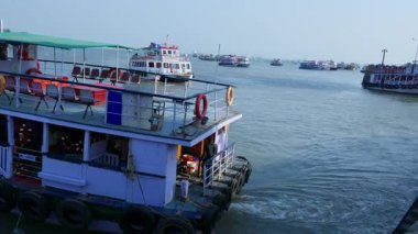 Mumbai, Hindistan 22 Şubat 2025: Mumbai denizi birçok su nakliye feribotu ve diğer teknelerle canlıdır. Bir teknenin bir sonraki limana gitmek için döndüğü görüldü..