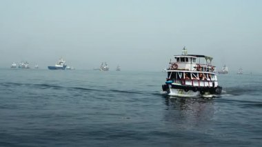 Mumbai, Hindistan 22 Şubat 2025: Bir turist su nakliye feribotu Mumbai 'deki suları aşarak diğer gemi ve martılarla çevrilidir..