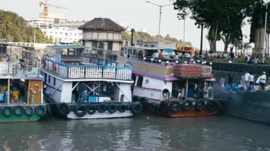 Mumbai, Hindistan 22 Şubat 2025: Kenetlenmiş katamaranlar ve yerel taşımacılık tekneleri Mumbai 'de Hindistan Kapısı' nda, malzeme ve erzak yükleme ile meşgul olarak gözlemlenmektedir..