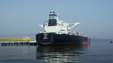 Mumbai, Hindistan 22 Şubat 2025: Concord adlı bir gemi denizde yüzerken ve kenetlenirken görüldü. Rıhtım geminin arkasına yerleştirildi. Denizcilik sahnesine ekleniyor..