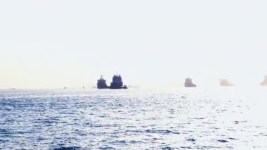 Denizde çok sayıda gemi ve büyük gemi mevcuttur ve bu da bölgedeki yoğun deniz faaliyetlerini gösterir..