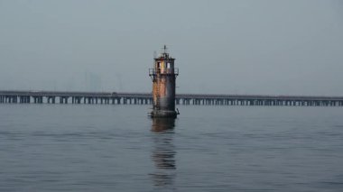 Mumbai 'de terk edilmiş bir deniz feneri denizde bulunmaktadır. Yapı, ihmal edilmiş durumunu yansıtan bozulma belirtileri gösteriyor..