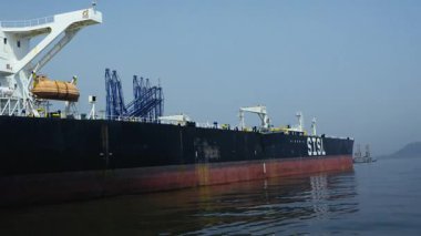 Mumbai, Hindistan 22 Şubat 2025: SSIL ham petrol gemisi Mumbai yakınlarında denize yanaştı. Yedi Adalar Nakliyesi bu özel denizcilik operasyonuyla ilişkilidir..